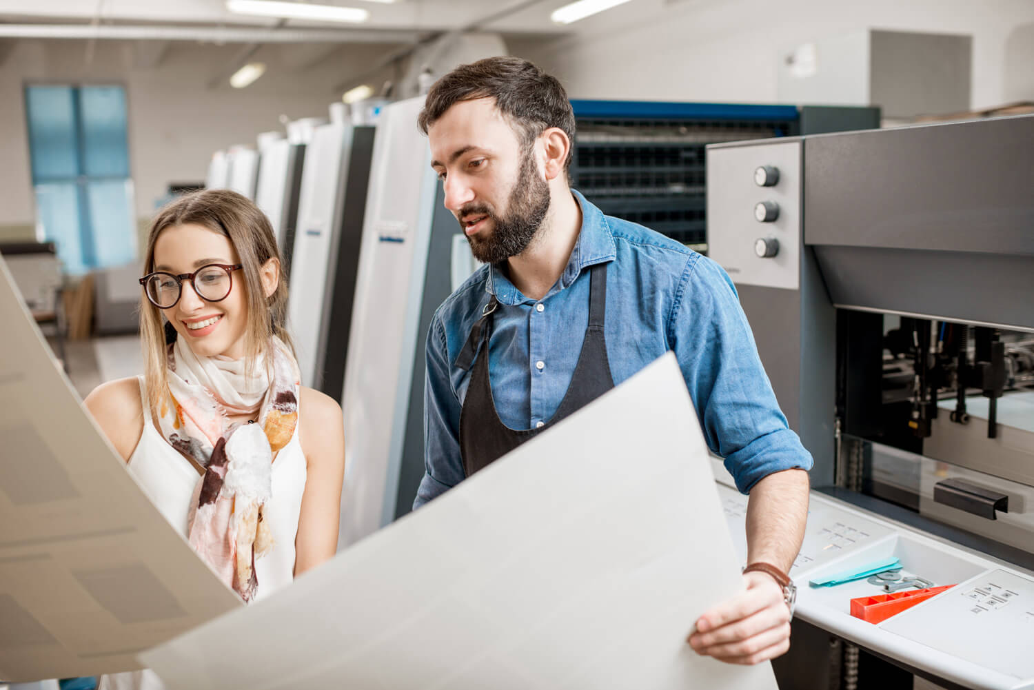 Employés imprimerie sur machine