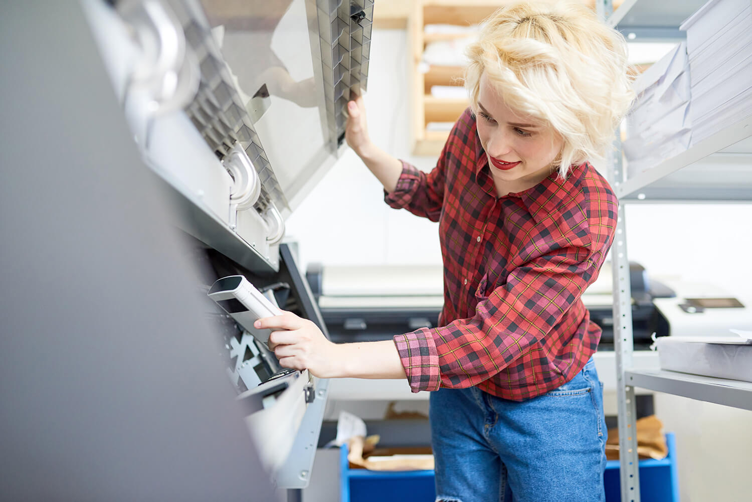 Employée travaillant sur traceur