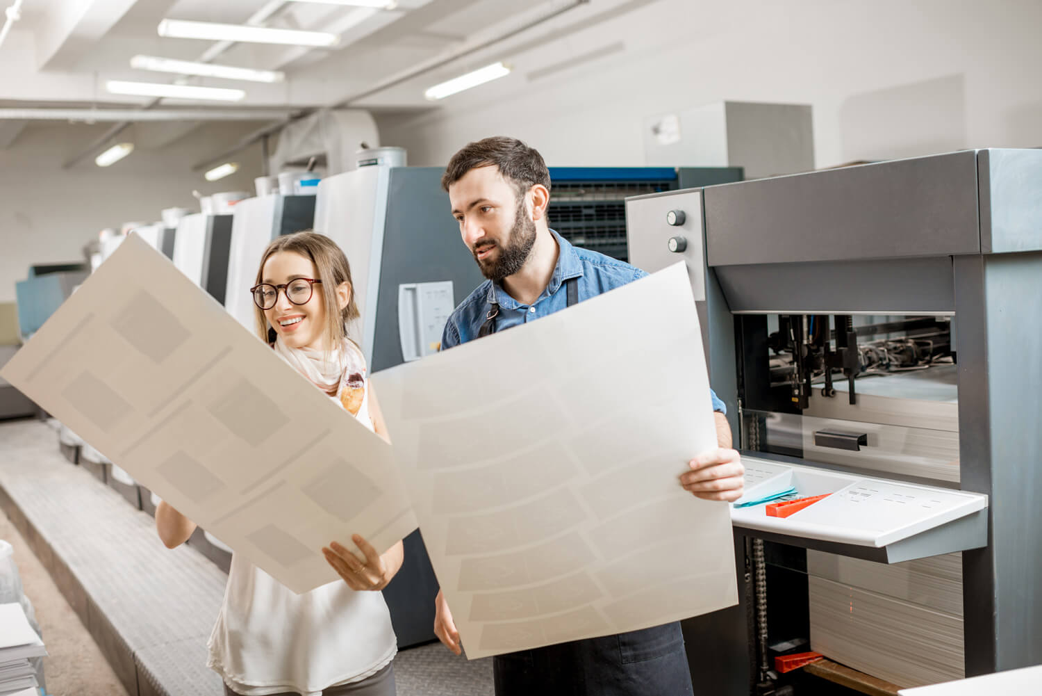 Employés travaillant sur machine